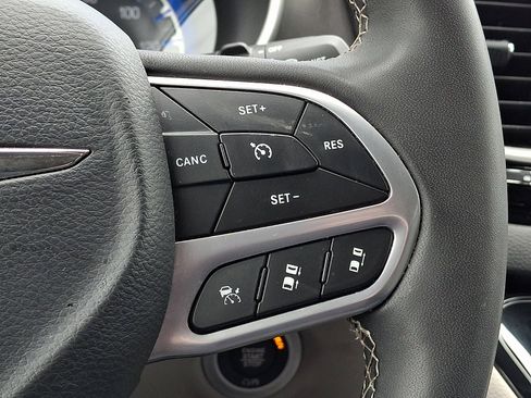 Used 2024 Chrysler Pacifica Touring-L image 24