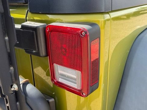 Used 2010 Jeep Wrangler Unlimited Rubicon AWD/4WD image 15