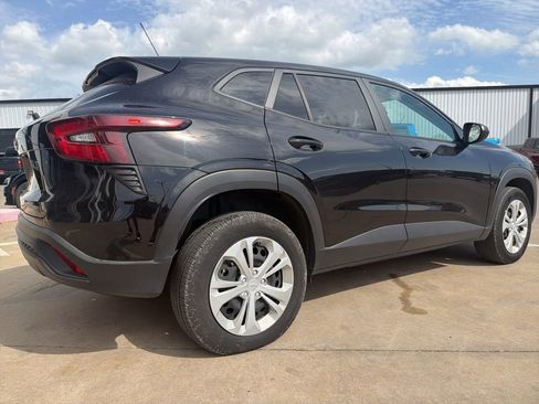 Used 2025 Chevrolet Trax LS image 3