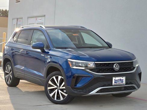 New 2024 Volkswagen Taos SE image 2