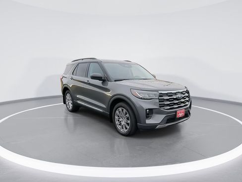Used 2025 Ford Explorer Active w/ Active Comfort Package image 2