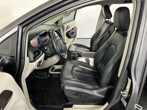 Used 2017 Chrysler Pacifica Touring-L image 24