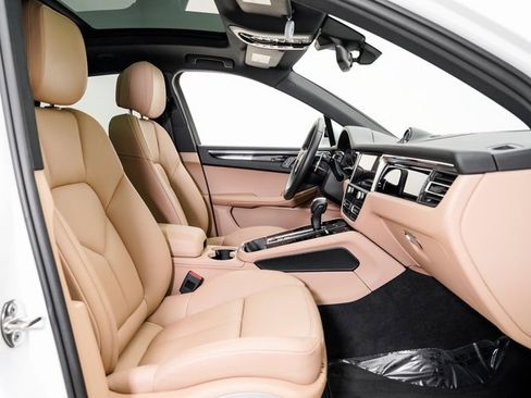 Used 2025 Porsche Macan image 24