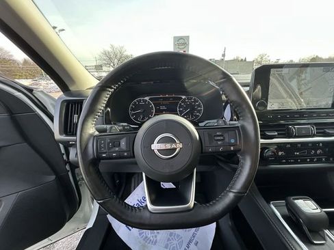 Used 2024 Nissan Pathfinder SL w/ Black Appearance Package image 18