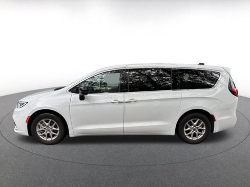 Used 2024 Chrysler Pacifica Touring-L FWD image 4