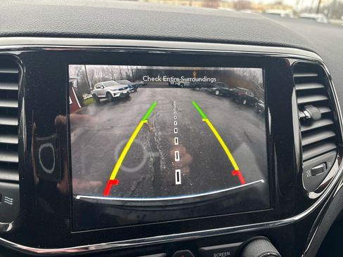 Used 2022 Jeep Grand Cherokee Limited image 18