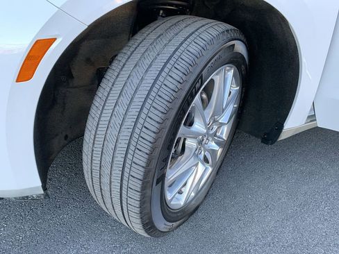 Used 2023 Buick Enclave Essence image 11