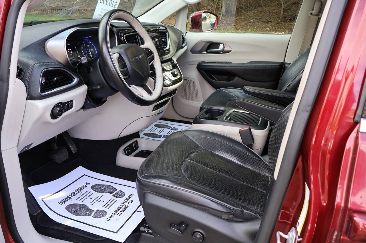 Used 2018 Chrysler Pacifica Limited FWD image 15