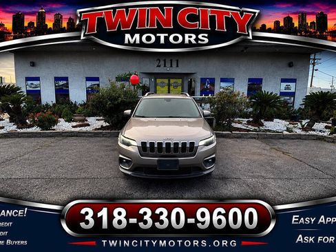Used 2019 Jeep Cherokee Latitude w/ Popular Appearance Group FWD image 2