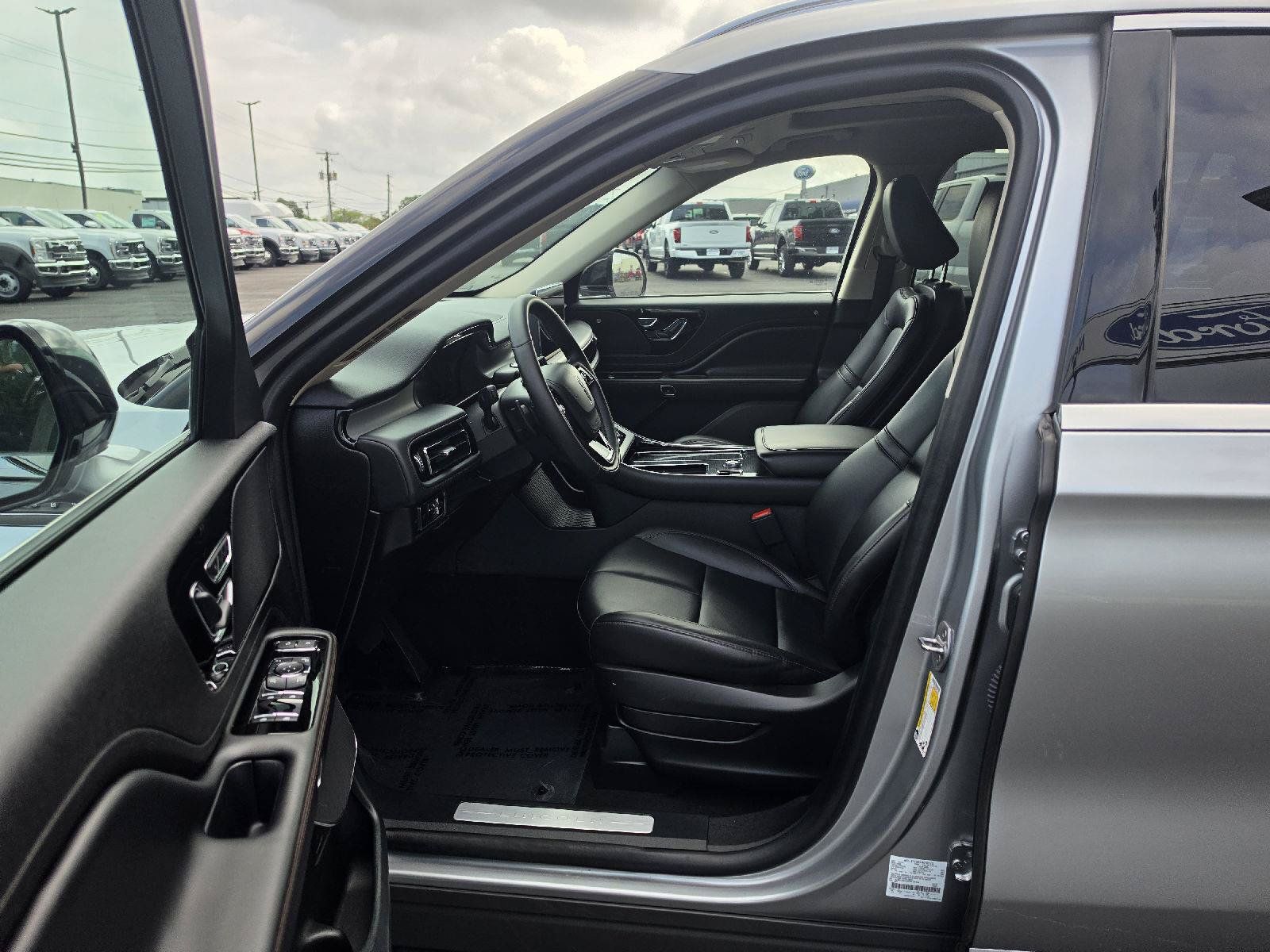 Used 2023 Lincoln Aviator AWD w/ Premium Package image 12
