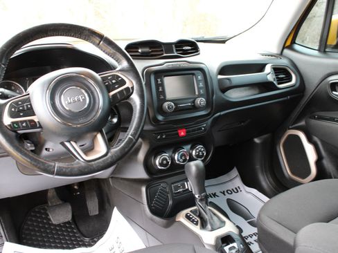 Used 2016 Jeep Renegade Latitude w/ Cold Weather Group image 16