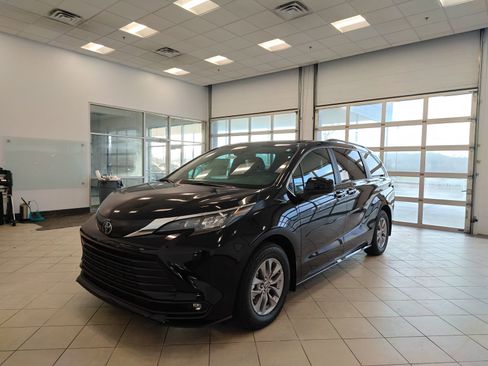 New 2026 Toyota Sienna XLE image 7