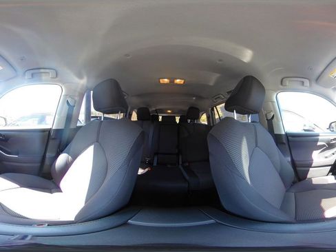 Used 2025 Toyota Highlander LE FWD image 46