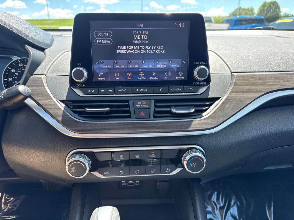 Used 2025 Nissan Altima 2.5 SV FWD image 3
