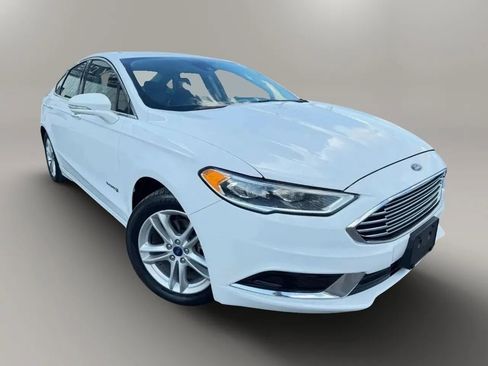 Used 2018 Ford Fusion SE w/ Equipment Group 602A FWD image 2
