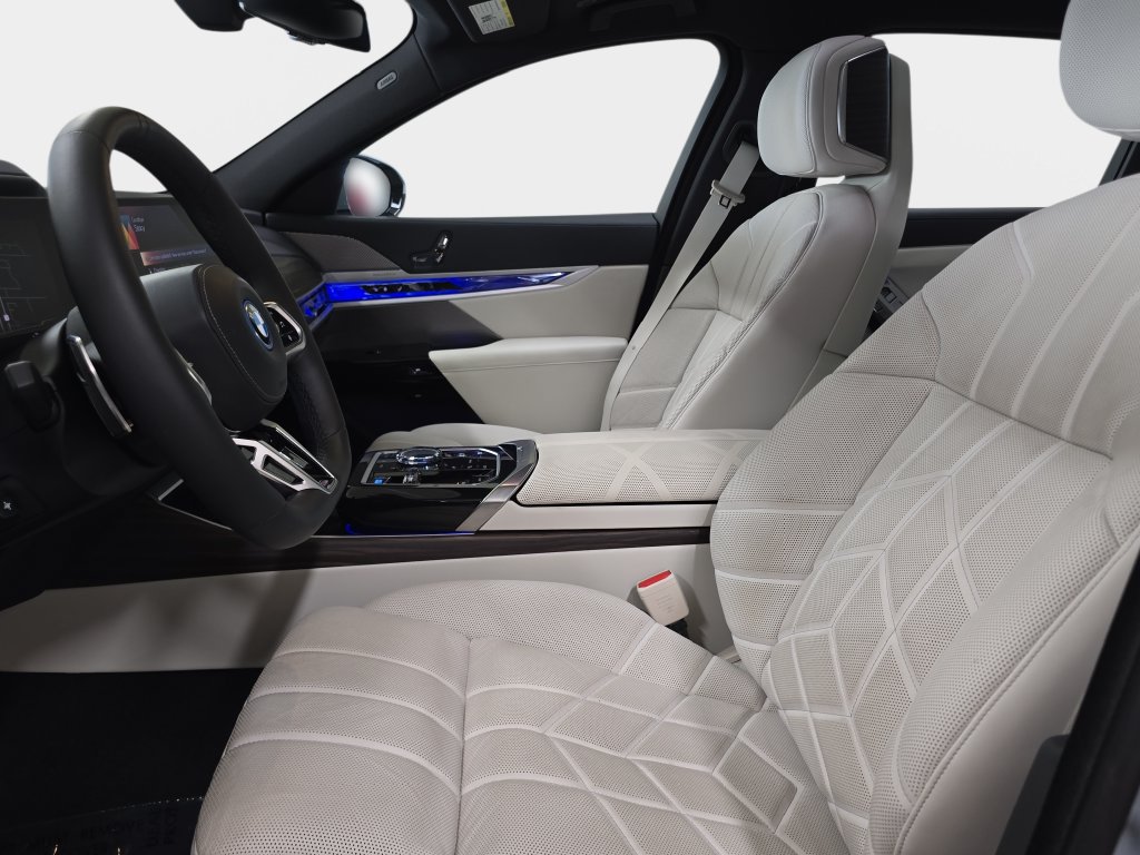 Used 2023 BMW i7 xDrive60 AWD/4WD image 17