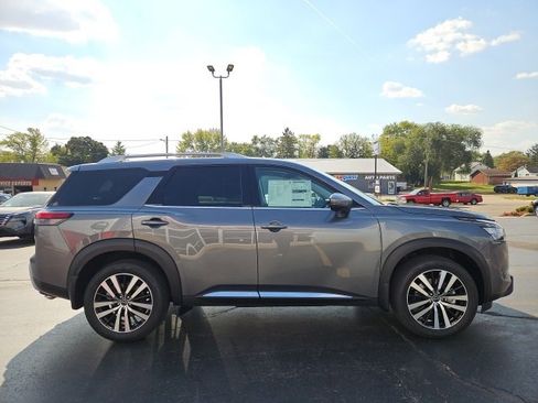 New 2025 Nissan Pathfinder Platinum image 11