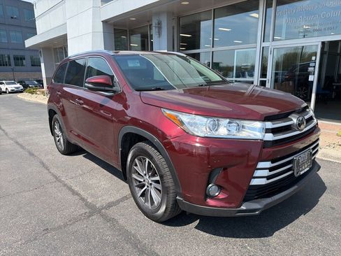 Used 2017 Toyota Highlander XLE image 2
