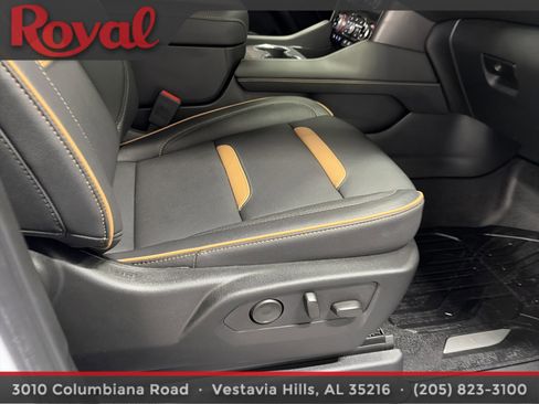 Used 2024 GMC Yukon AT4 w/ Technology Package AWD/4WD image 11