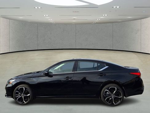 Used 2024 Nissan Altima 2.5 SR w/ SR Premium Package image 2