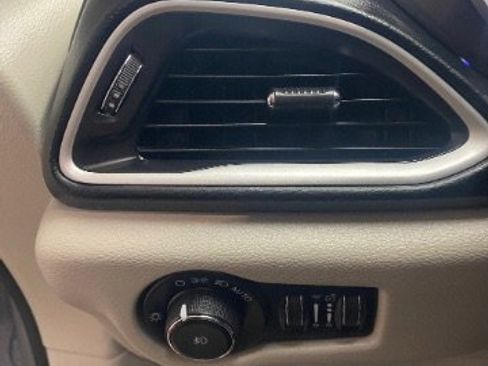 Used 2022 Chrysler Pacifica Touring-L image 26