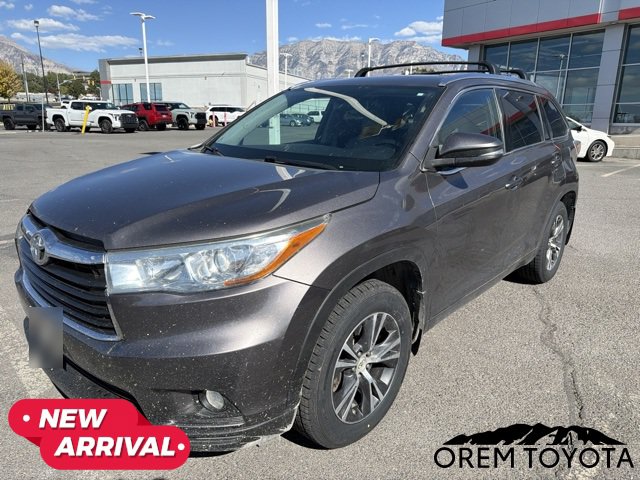 Used 2016 Toyota Highlander XLE w/ Four Season Floor Mat Package AWD/4WD image 2