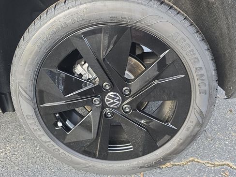 New 2026 Volkswagen Taos SE image 8