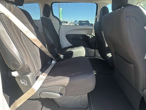 Certified 2020 Chrysler Pacifica Touring w/ Tire & Wheel Group image 23