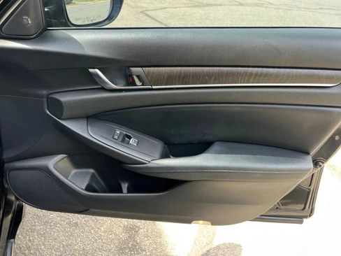 Used 2018 Honda Accord Touring image 16