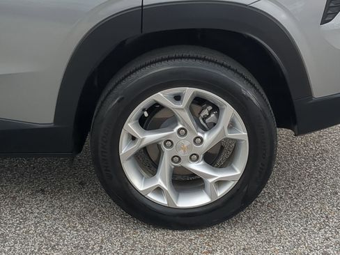 Used 2024 Chevrolet Trax LS w/ LS Convenience Package FWD image 11