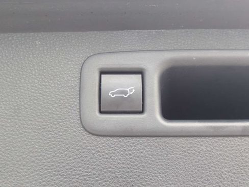 Used 2020 Toyota Highlander XLE FWD image 13
