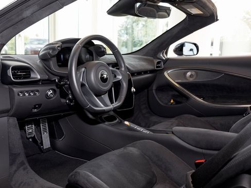 Used 2025 McLaren Artura Spider image 25