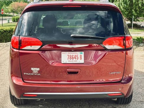 Used 2018 Chrysler Pacifica Limited w/ Tire & Wheel Group FWD image 9