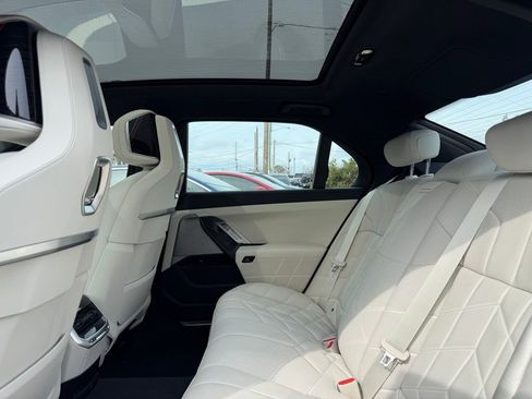 Used 2025 BMW 750e xDrive image 23