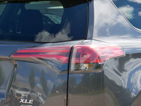 Used 2018 Toyota RAV4 XLE AWD/4WD image 17