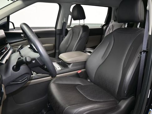 Used 2025 Kia Carnival image 10