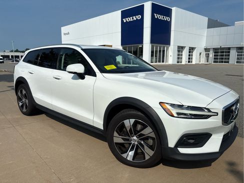 Used 2021 Volvo V60 T5 Cross Country AWD/4WD image 2