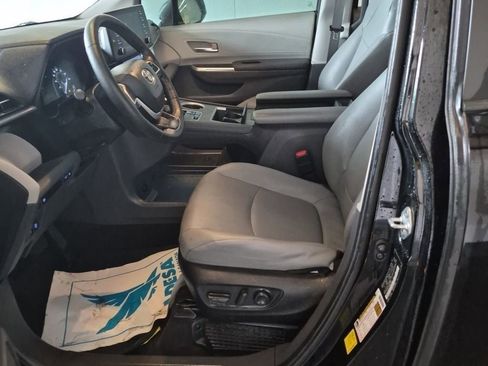 Used 2023 Toyota Sienna XLE AWD/4WD image 3