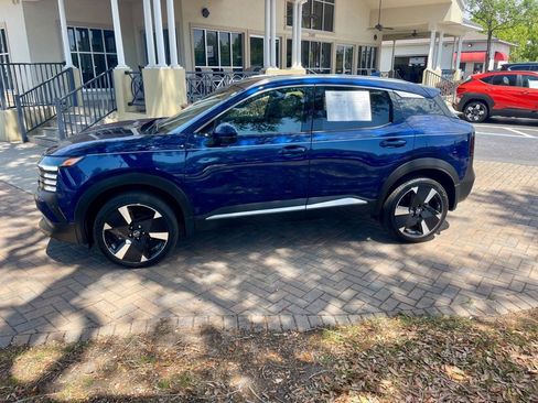 Used 2025 Nissan Kicks SR w/ SR Premium Package FWD image 2