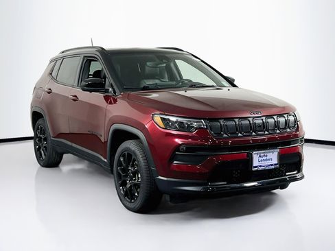Used 2022 Jeep Compass Latitude w/ Sun and Sound Group AWD/4WD image 3