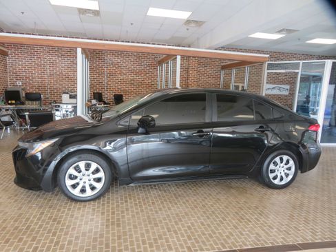 Used 2021 Toyota Corolla LE FWD image 66