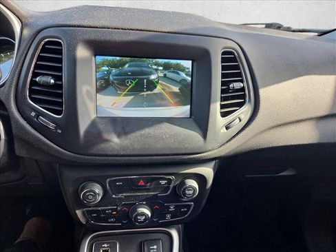 Used 2021 Jeep Compass Latitude FWD image 9
