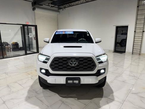 Used 2020 Toyota Tacoma TRD Sport w/ Technology Package RWD image 2