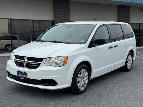 Used 2019 Dodge Grand Caravan SE w/ UConnect Hands-Free Group image 2
