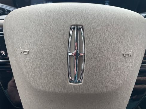 Used 2023 Lincoln Corsair Reserve w/ Rear Removable Package Tray image 37