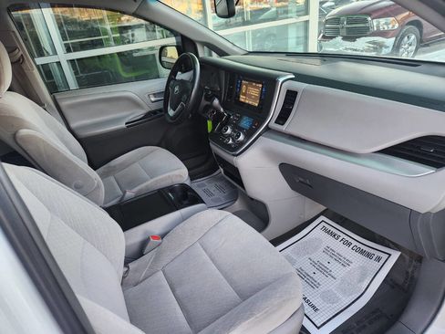 Used 2017 Toyota Sienna LE image 22
