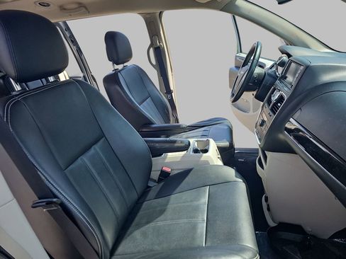 Used 2015 Chrysler Town & Country Touring FWD image 13