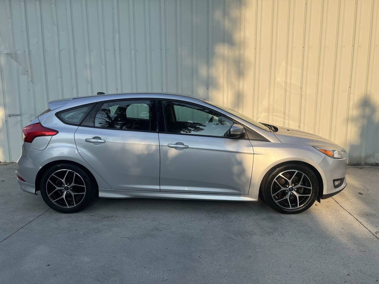 Used 2015 Ford Focus SE w/ SE Sport Package FWD image 3