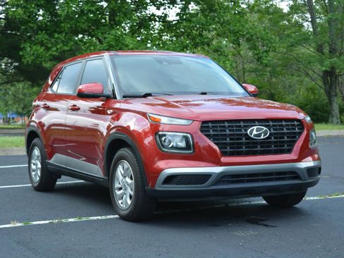 Used 2021 Hyundai Venue SE FWD image 3