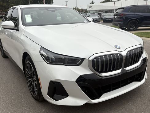 Used 2026 BMW 530i xDrive w/ M Sport Package image 2